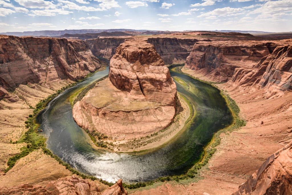 Landschaftsaufnahme des Horseshoe Bend mit dem Colorado River in Arizona