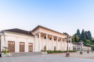 Kurhaus Baden-Baden bei Tageslicht mit klassizistischer Fassade und Säulenreihe