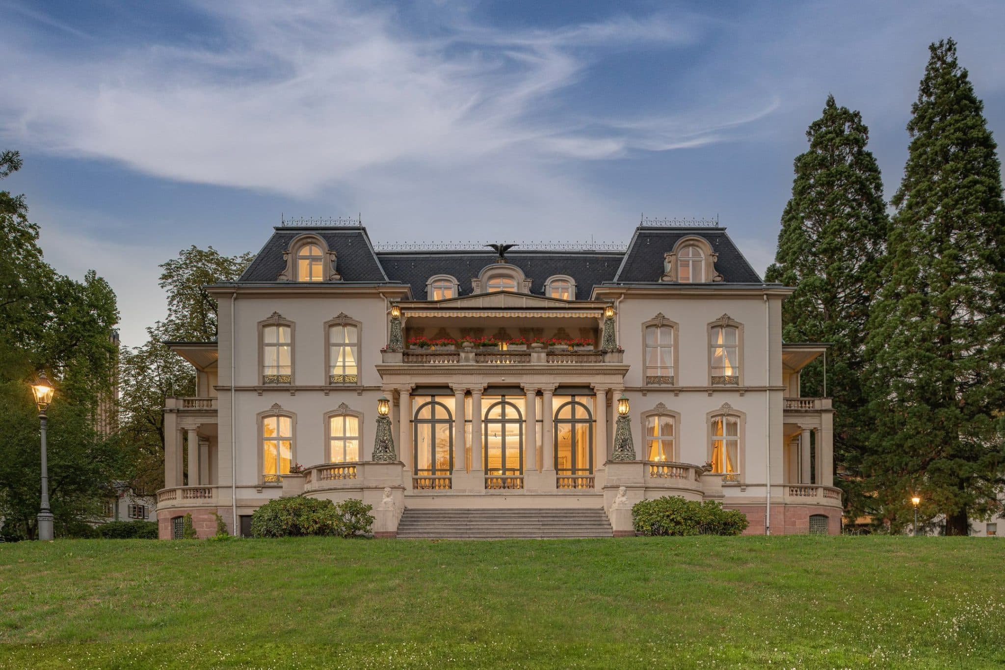 Ansicht Palais Biron bzw. Villa Merk in Baden-Baden zur blauen Stunde mit blauem Himmel.