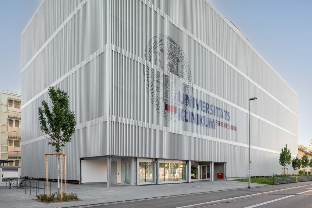 Neues Parkhaus des Universitätsklinikums Freiburg mit moderner Architektur und bequemen Parkmöglichkeiten.