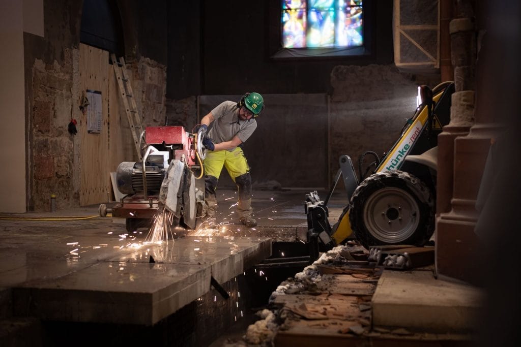 Fotodokumentation der Diamantschneidearbeiten am Boden der Stiftskirche Baden-Baden - Präzises Schneidegerät im Einsatz