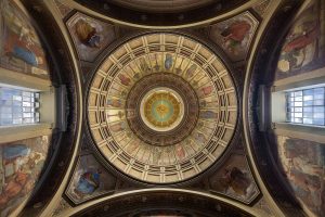 Prächtige Kuppel des Stourdza-Palastes mit kunstvoller Verzierungen und beeindruckender Architektur