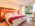 Leistung Hotelfotografie: Hotelzimmer im Aqua Aurelia Suitenhotel in Baden-Baden mit atemberaubendem Blick auf die Caracalla Therme