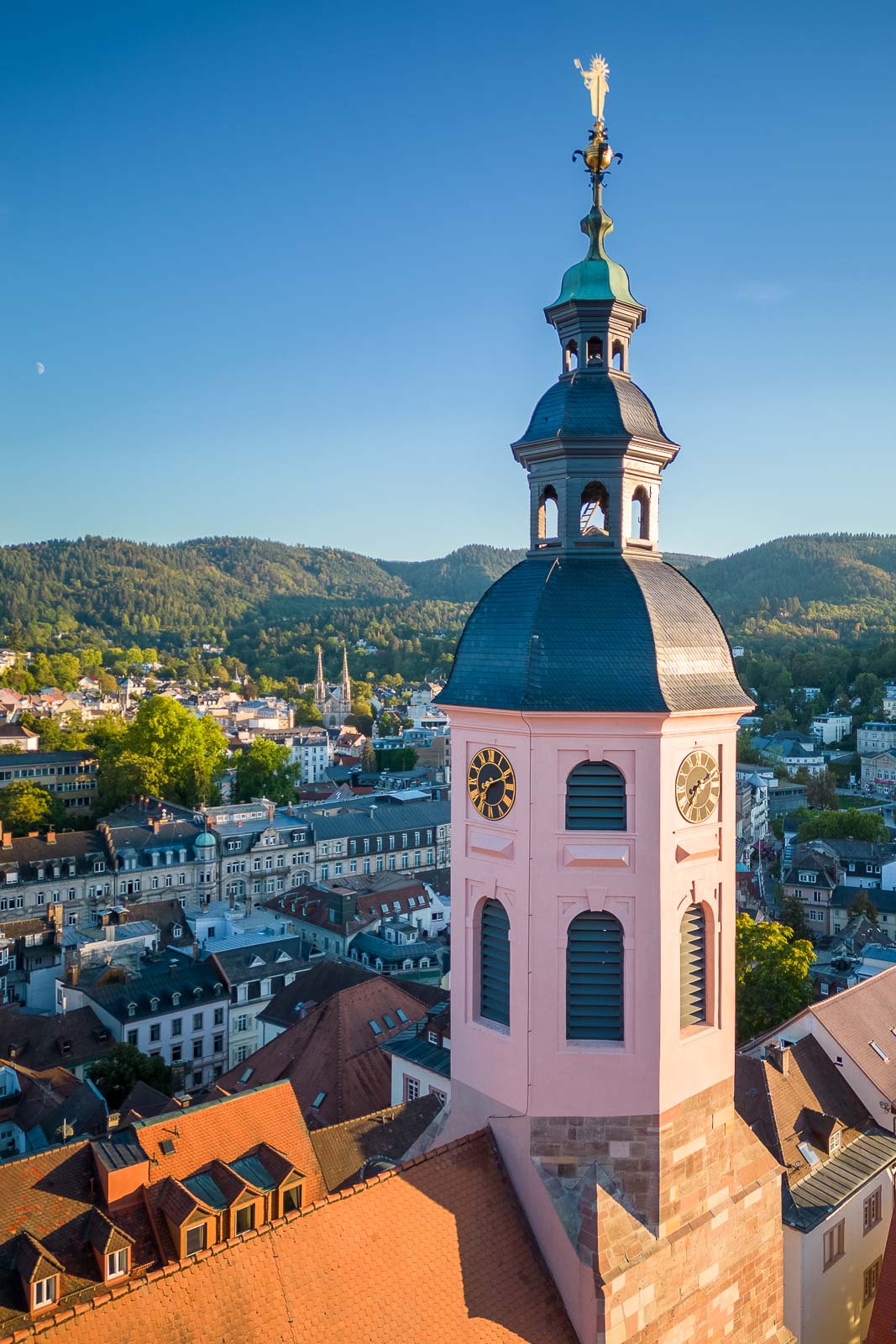 Luftaufnahme - Turmspitze der Stiftskirche Baden-Baden nach der Sanierung, historisches Wahrzeichen und beeindruckende Architektur.