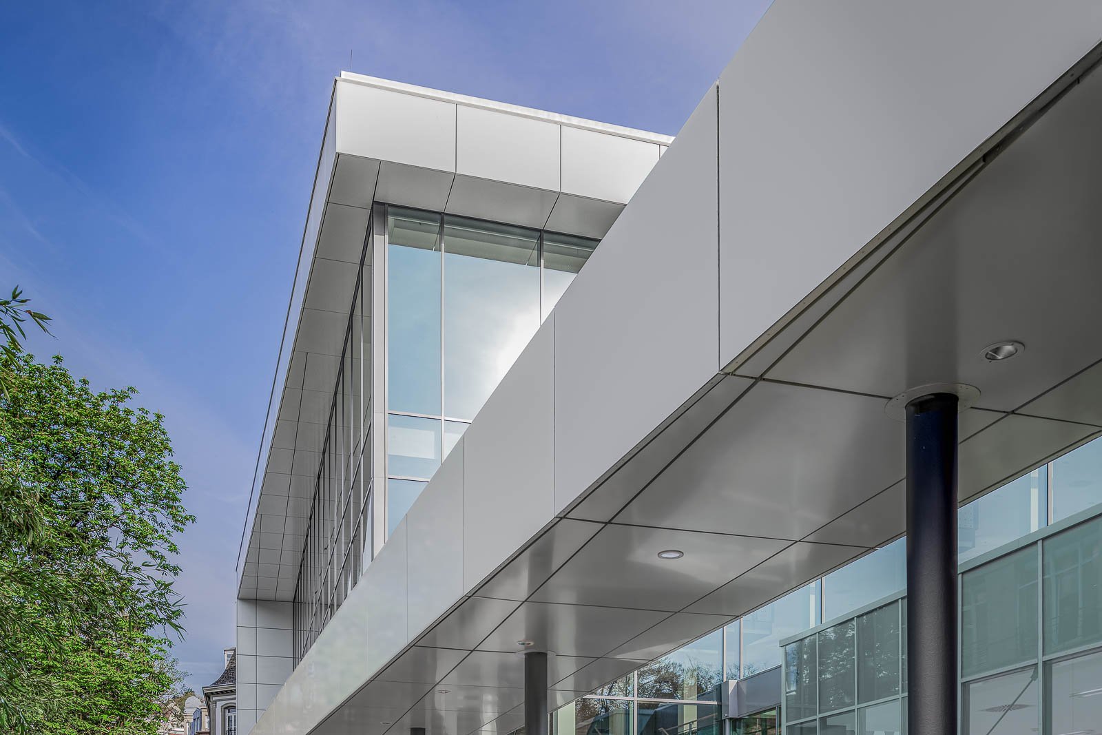 Architekturfotografie von der Parkseite des Kongresshauses Baden-Baden mit stilvoller Architektur und grüner Umgebung. Leistung Architekturfotografie.