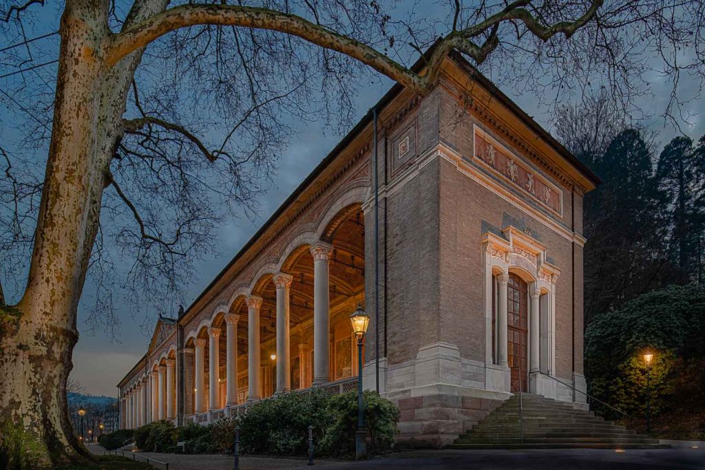 Trinkhalle Baden-Baden bei abendlicher Beleuchtung zur Blauen Stunde mit beleuchteten Säulen