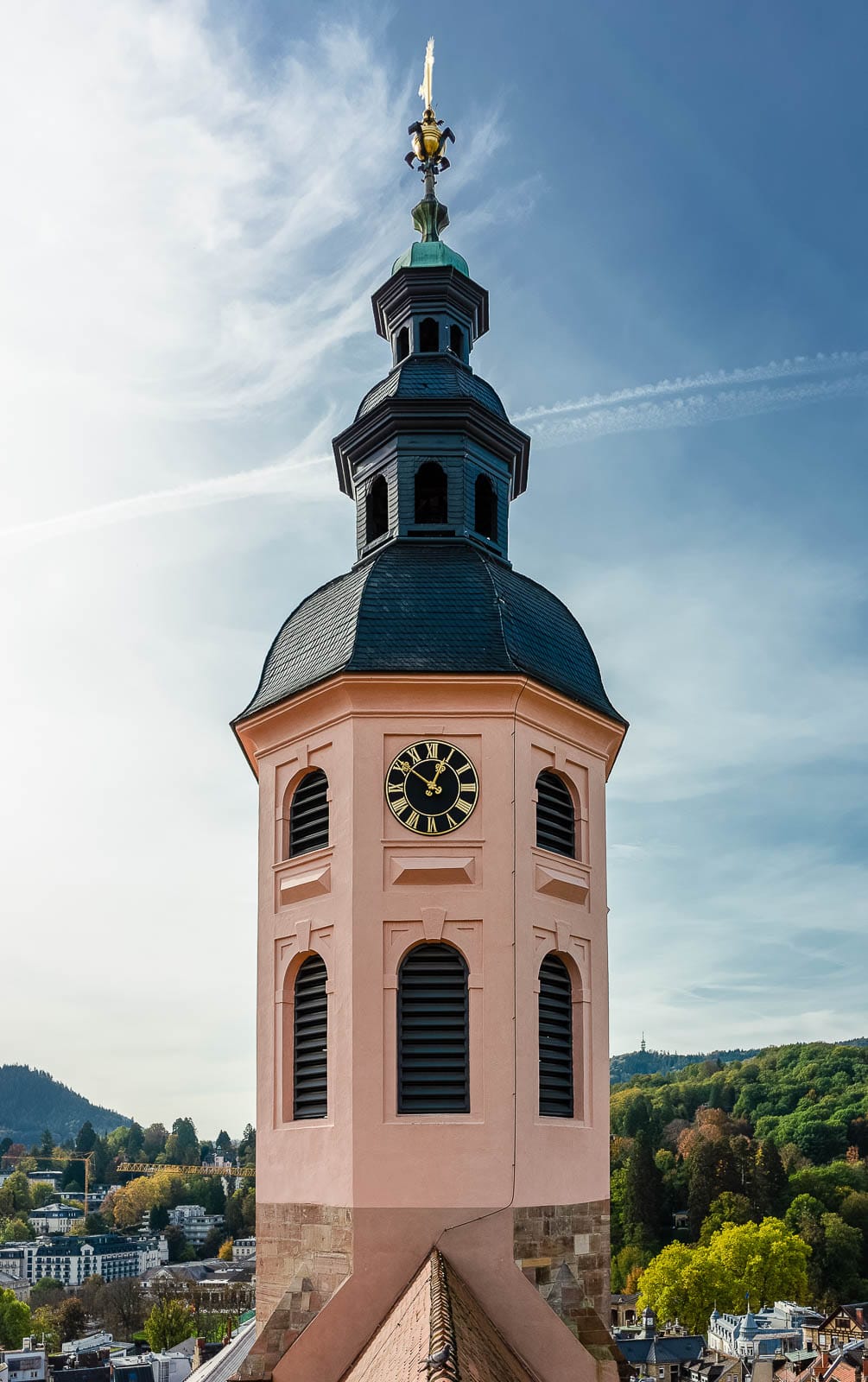 Architekturfotografie - Turm der Stiftskirche in Baden-Baden nach der Sanierung, aufgenommen vom Dachreiter über dem Langschiff.