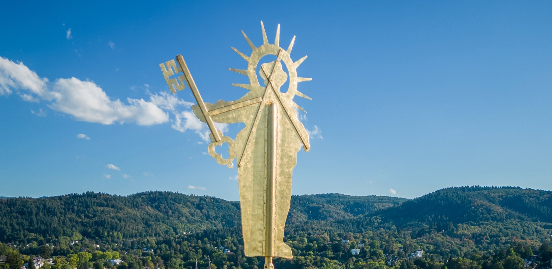 Wetterfahne Petrus auf der Turmspitze der Stiftskirche Liebfrauen in Baden-Baden