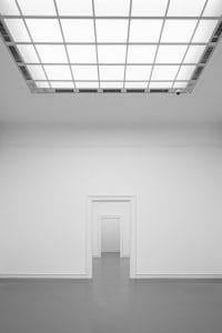 Minimalistische Architekturaufnahme mit Durchblick durch mehrere Türrahmen in der Kunsthalle Baden-Baden