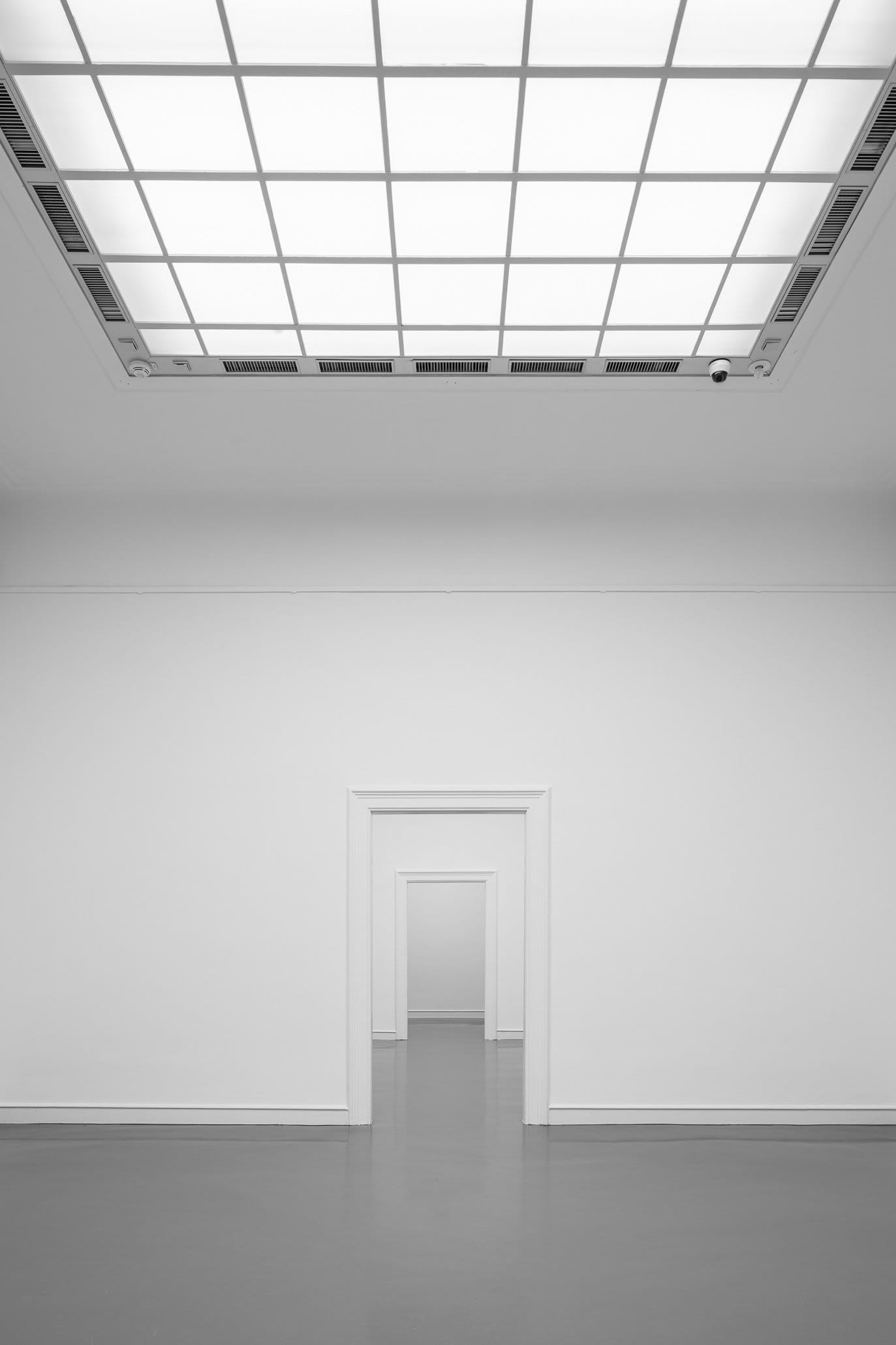 Minimalistische Architekturaufnahme mit Durchblick durch mehrere Türrahmen in der Kunsthalle Baden-Baden