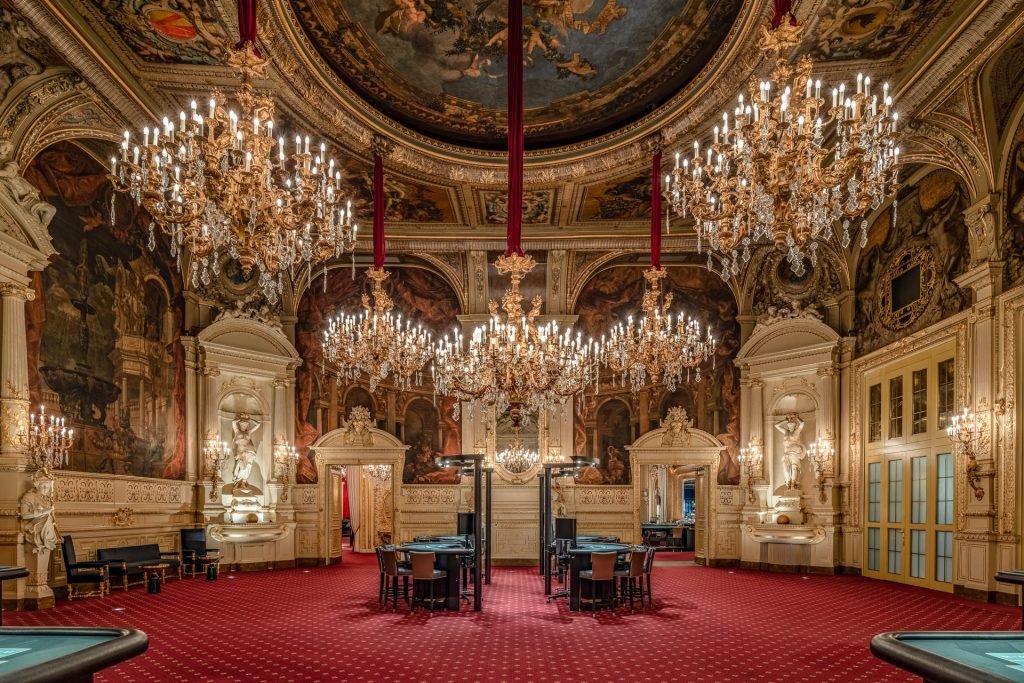 Florentiner Saal im Casino Baden-Baden mit prächtigen Kronleuchtern und barocken Wandmalereien