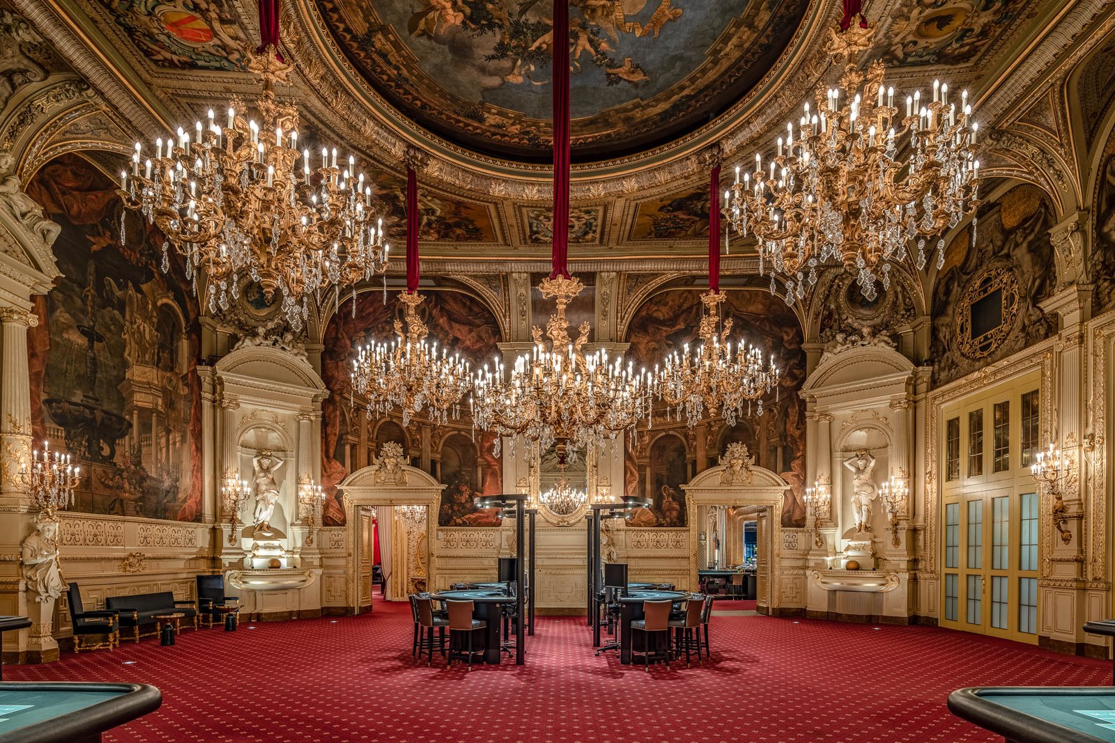 Florentiner Saal im Casino Baden-Baden mit prächtigen Kronleuchtern und barocken Wandmalereien