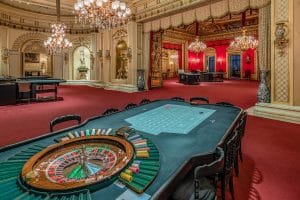 Roulette-Tisch im Vordergrund mit Blick in den prunkvollen Roten Saal des Casino Baden-Baden
