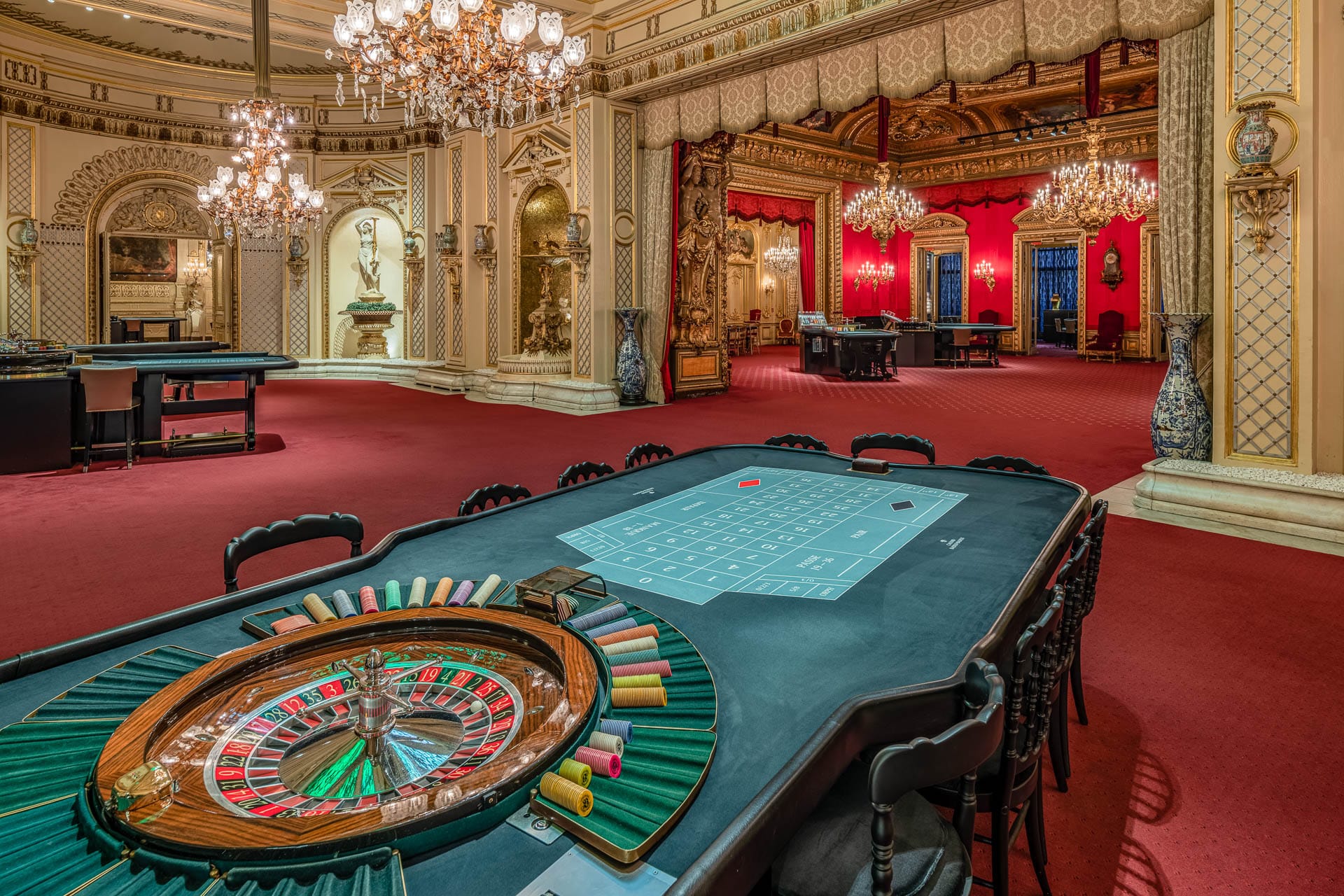 Roulette-Tisch im Vordergrund mit Blick in den prunkvollen Roten Saal des Casino Baden-Baden
