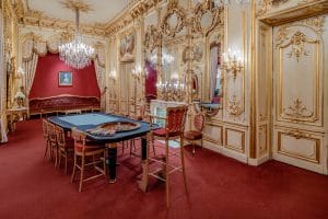 Salon Pompadour im Casino Baden-Baden mit Roulette-Tisch, Kristalllüstern und vergoldetem Interieur
