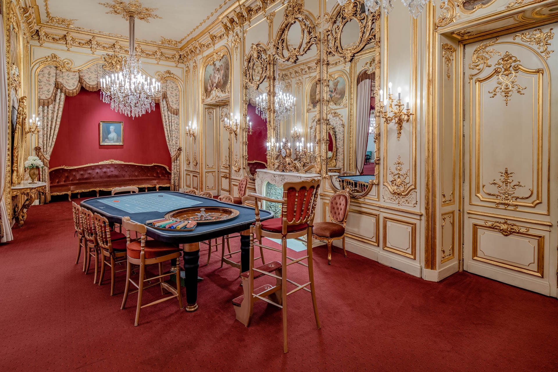Salon Pompadour im Casino Baden-Baden mit Roulette-Tisch, Kristalllüstern und vergoldetem Interieur