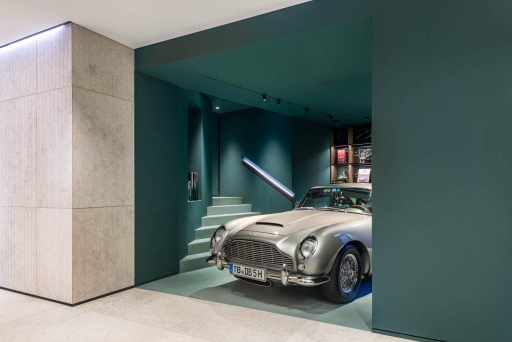 Aston Martin DB5 Showroom Baden-Baden Klassischer Aston Martin DB5 im Showroom in Baden-Baden mit modernem Licht- und Raumdesign
