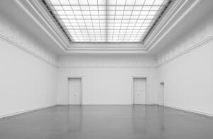 Leerer Ausstellungssaal der Kunsthalle Baden-Baden mit Oberlicht und klassizistischer Stuckverzierung