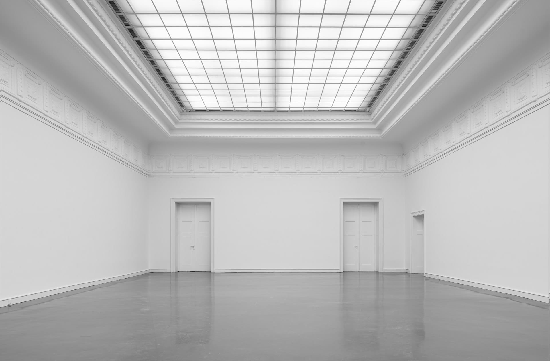 Leerer Ausstellungssaal der Kunsthalle Baden-Baden mit Oberlicht und klassizistischer Stuckverzierung