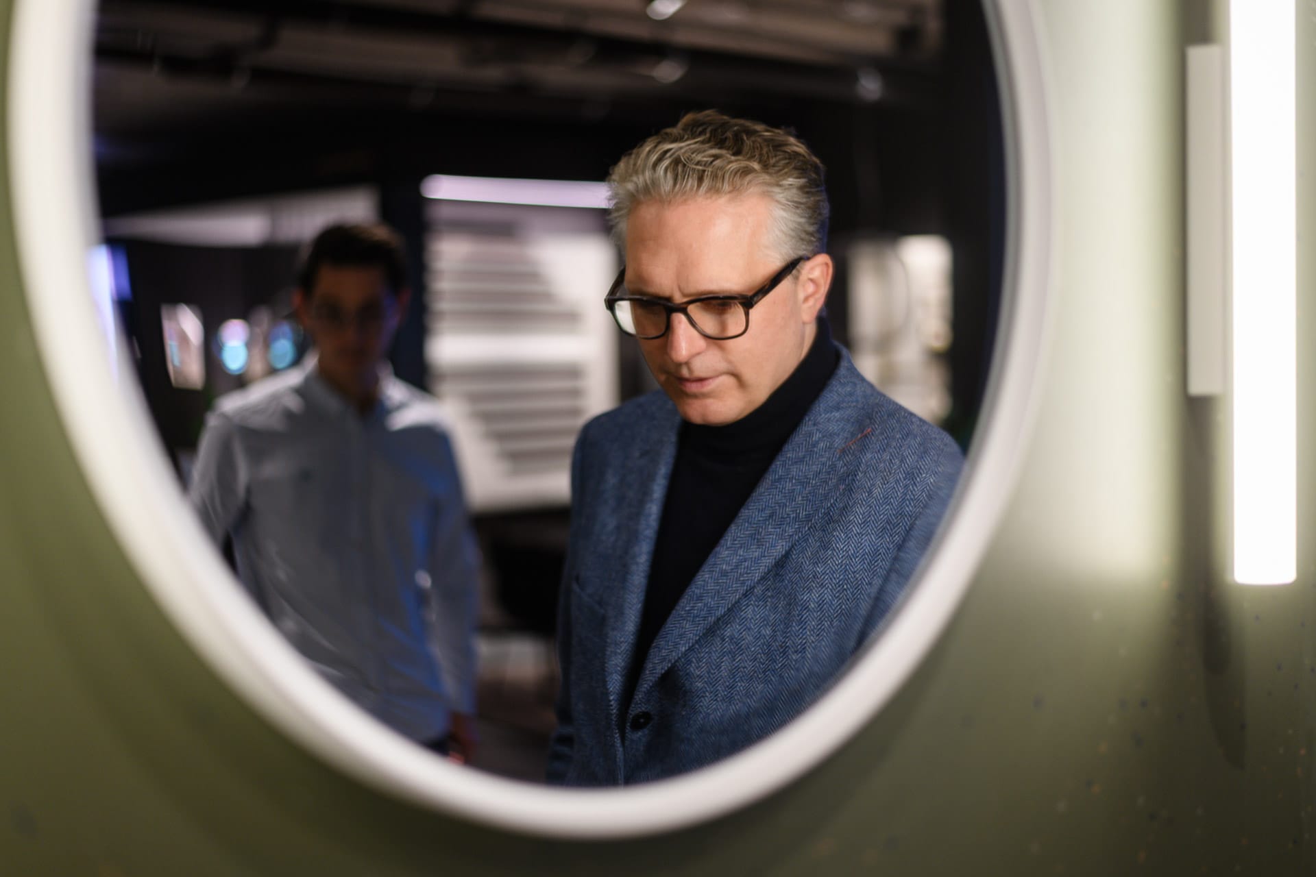 Axor Showroom mit Spiegel und Journalist von Stylepark