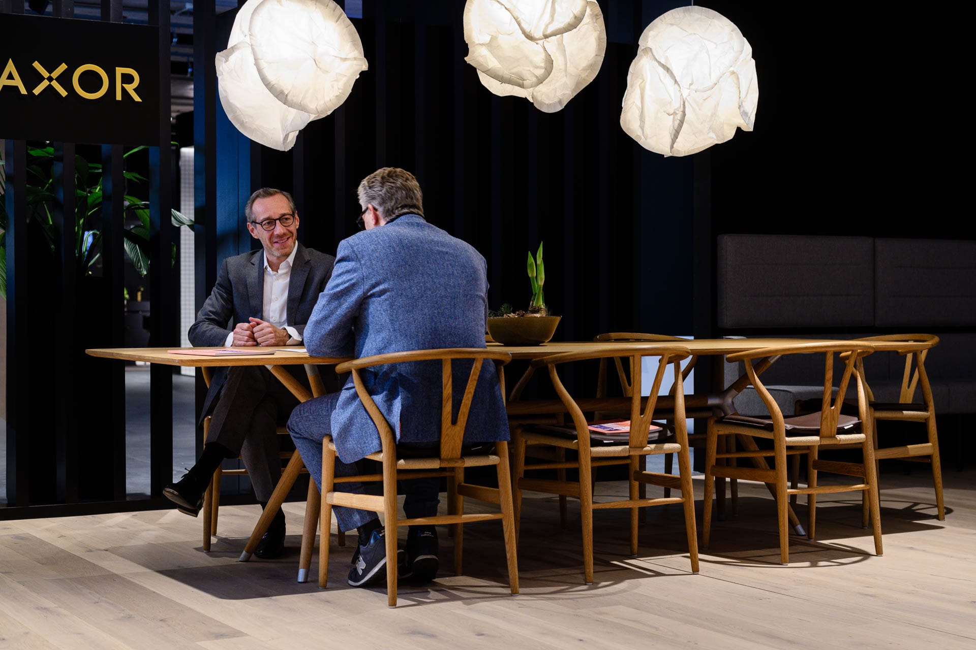 Beratungstisch im Axor Showroom Schiltach