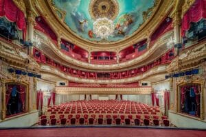 Zuschauerraum des Theaters Baden-Baden mit rotem Samt, goldener Stuckverzierung und bemalter Decke