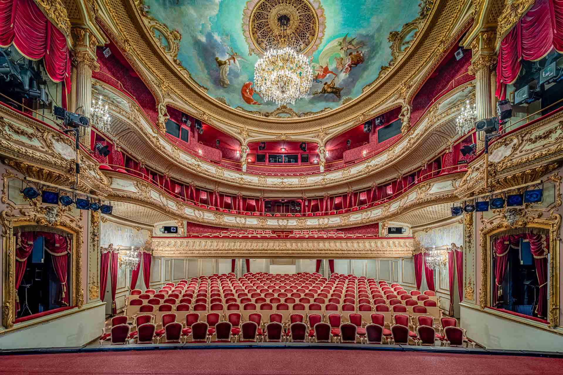 Zuschauerraum des Theaters Baden-Baden mit rotem Samt, goldener Stuckverzierung und bemalter Decke