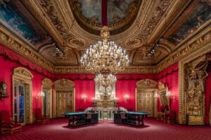 Prunkvoller Roter Saal im Casino Baden-Baden mit Kronleuchter und historischer Ausstattung