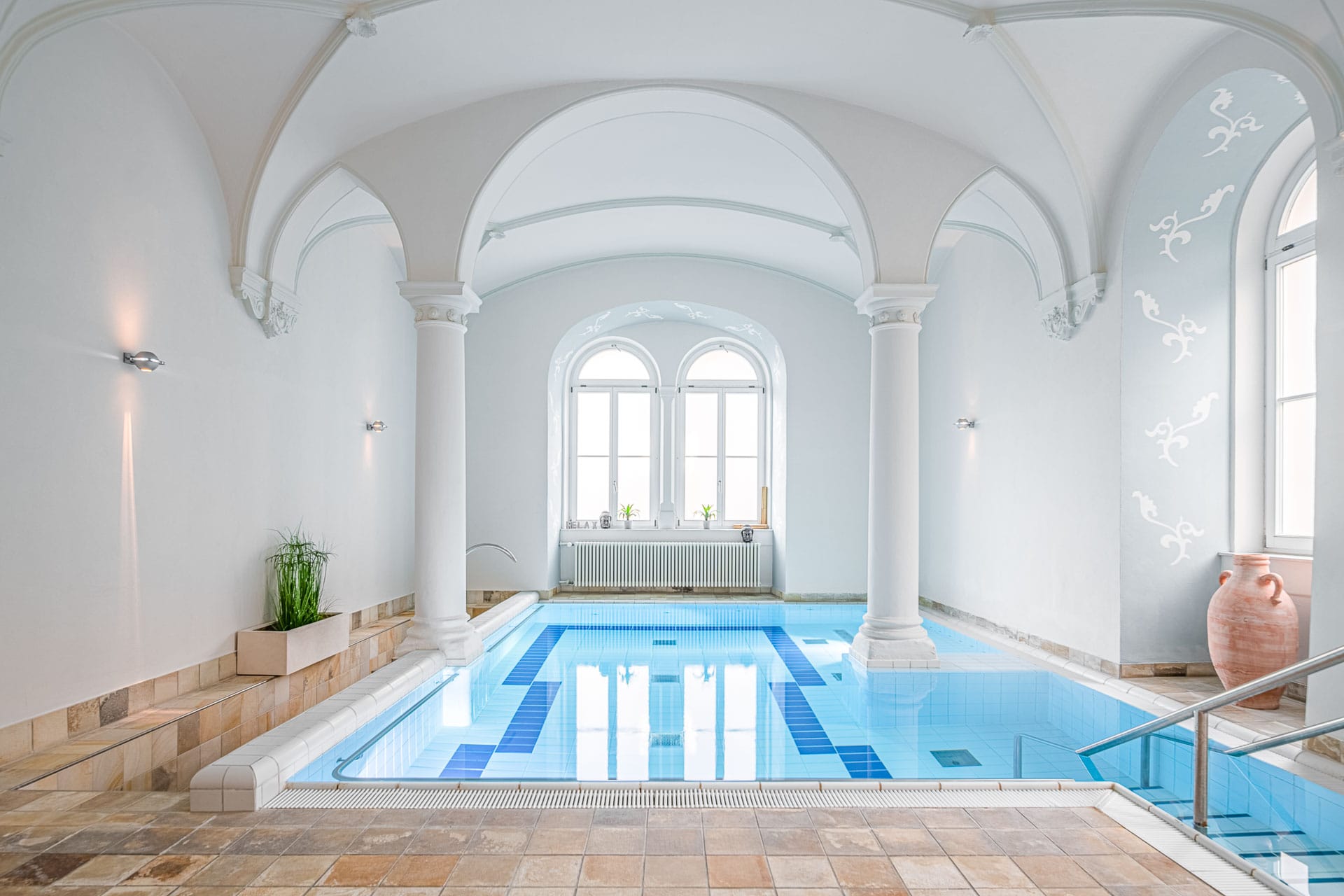 Lichtdurchflutetes Day Spa mit Innenpool, Kreuzgewölbe und Säulen im Friedrichsbad Baden-Baden