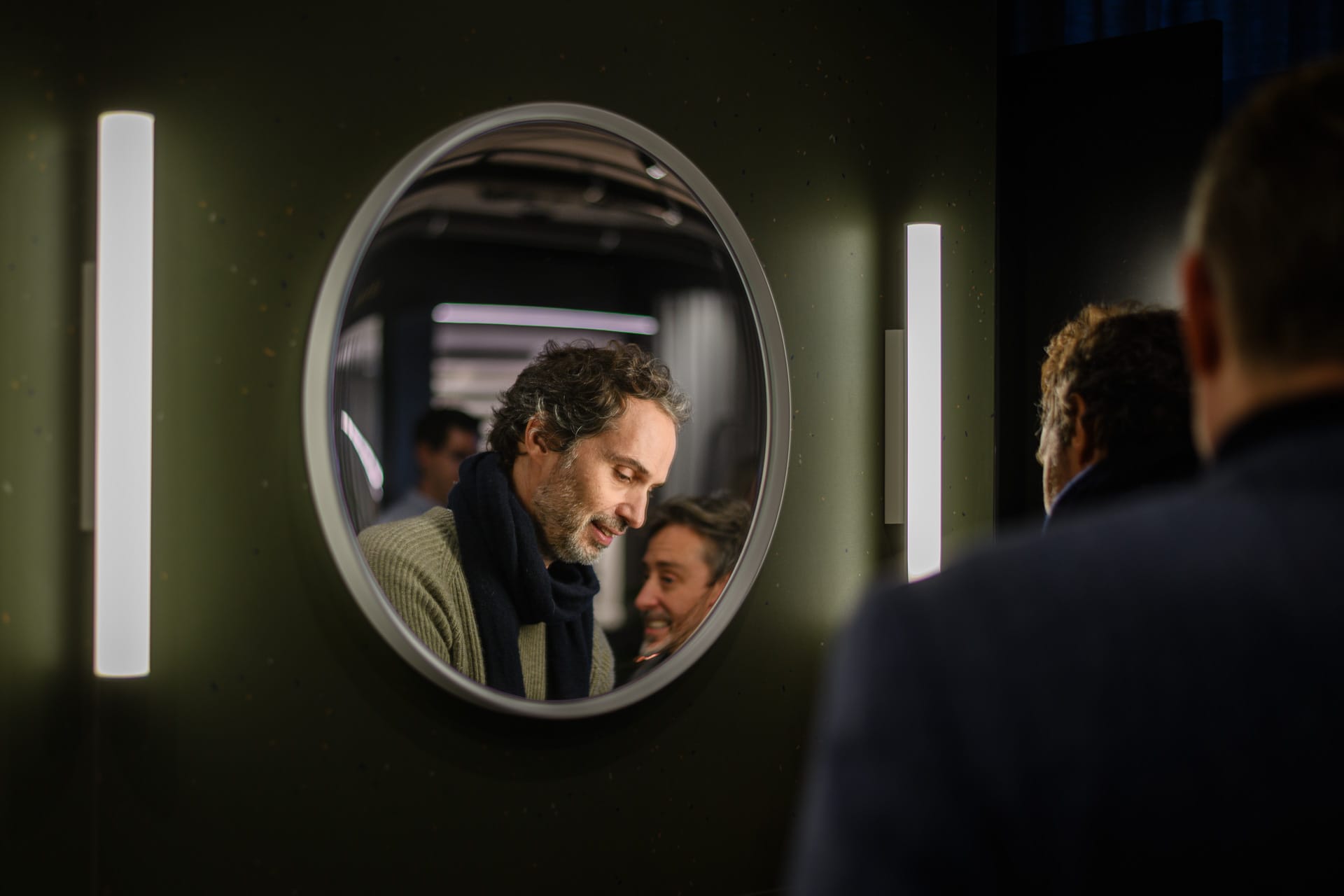 Designer im Spiegel im Axor Showroom