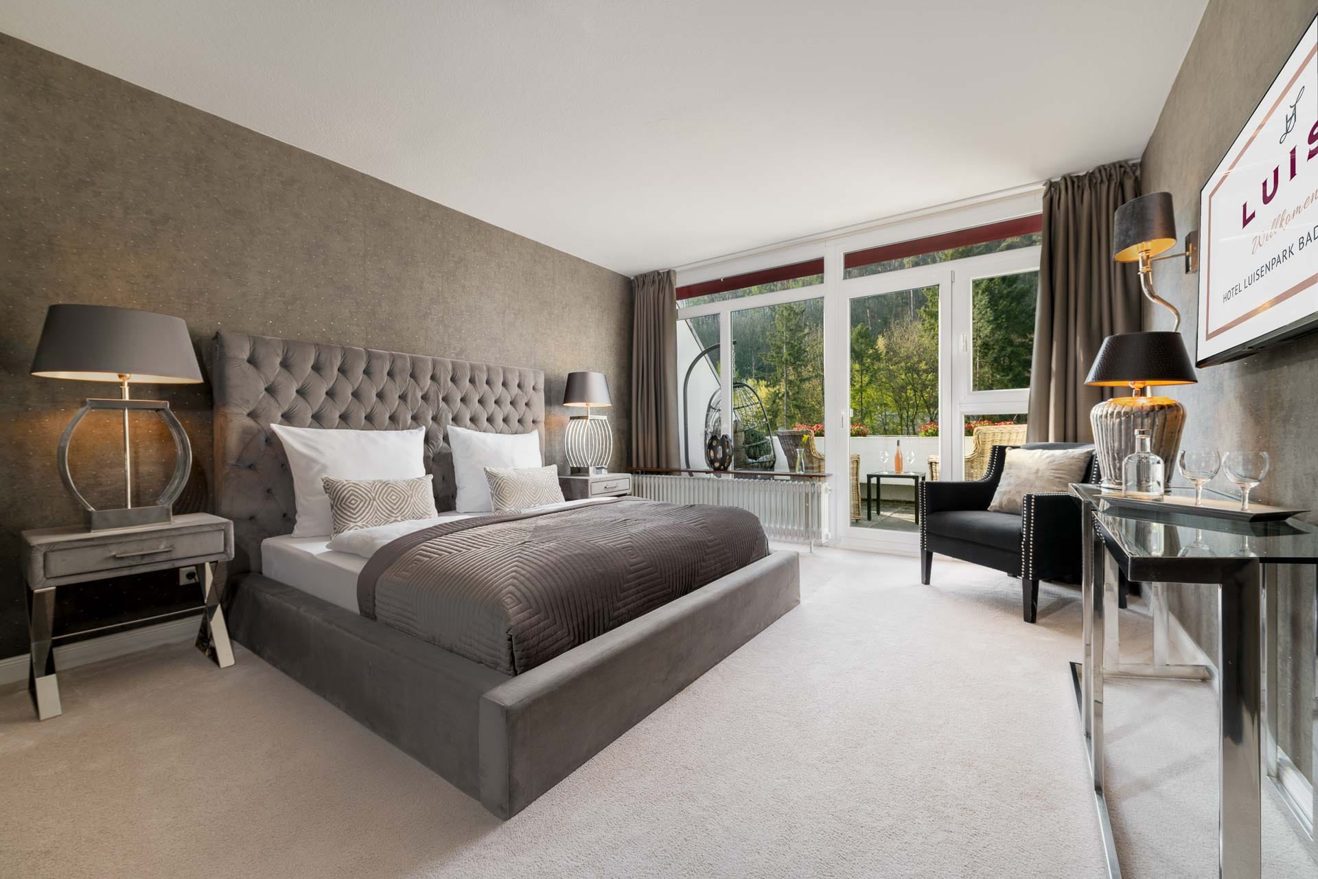 Elegantes Deluxe Doppelzimmer mit gepolstertem Samtbett, bodentiefen Fenstern und Balkon im Hotel Luisenpark Bad Bergzabern