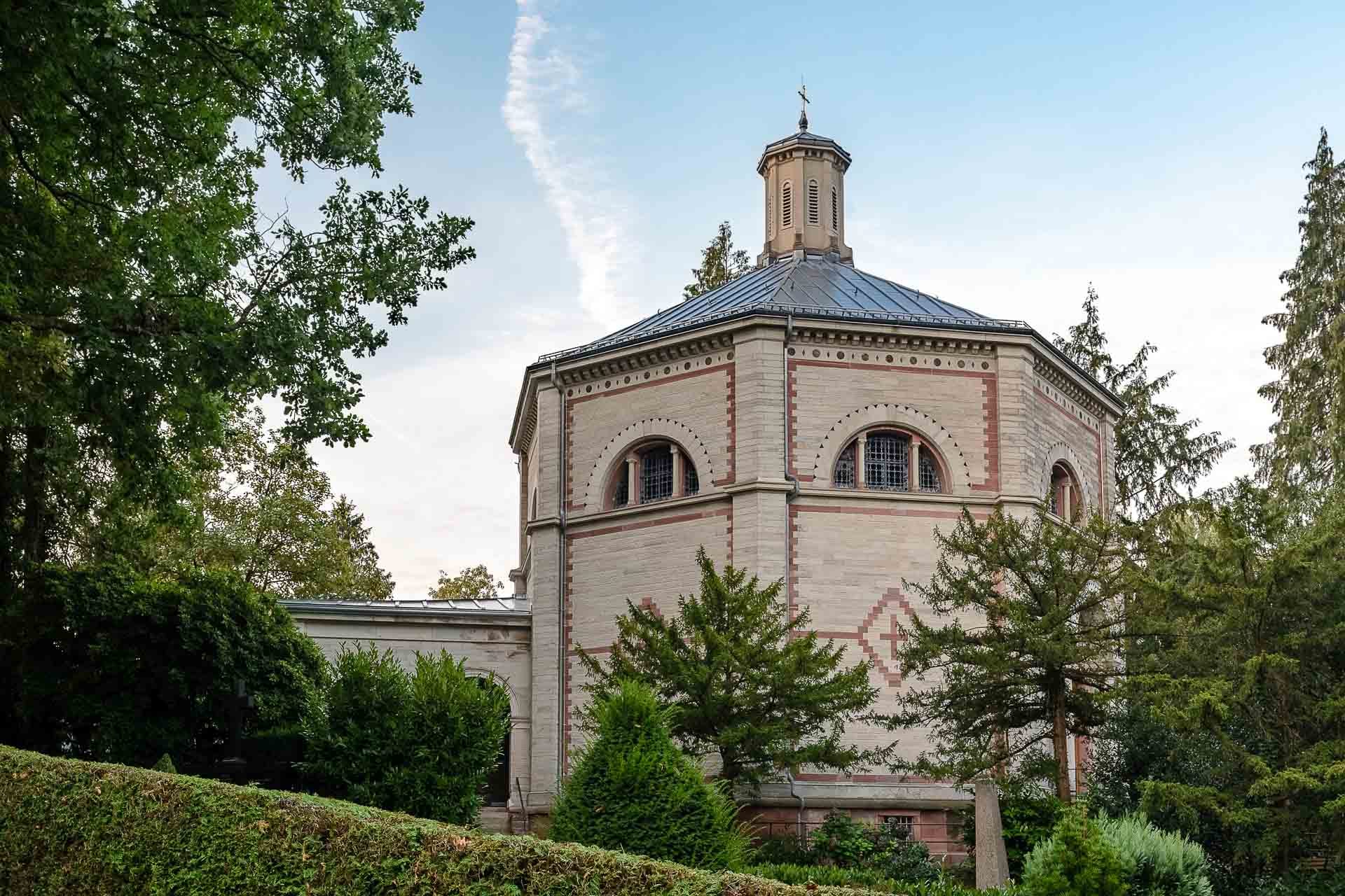 Historische Kapelle auf dem Hauptfriedhof Baden-Baden, achteckiger Bau mit Kuppeldach, umgeben von Bäumen und Hecken