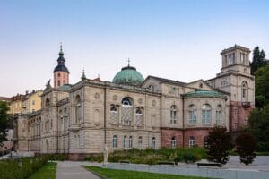 Außenansicht des Friedrichsbads in Baden-Baden mit neoklassizistischer Fassade und Kuppel bei klarem Himmel