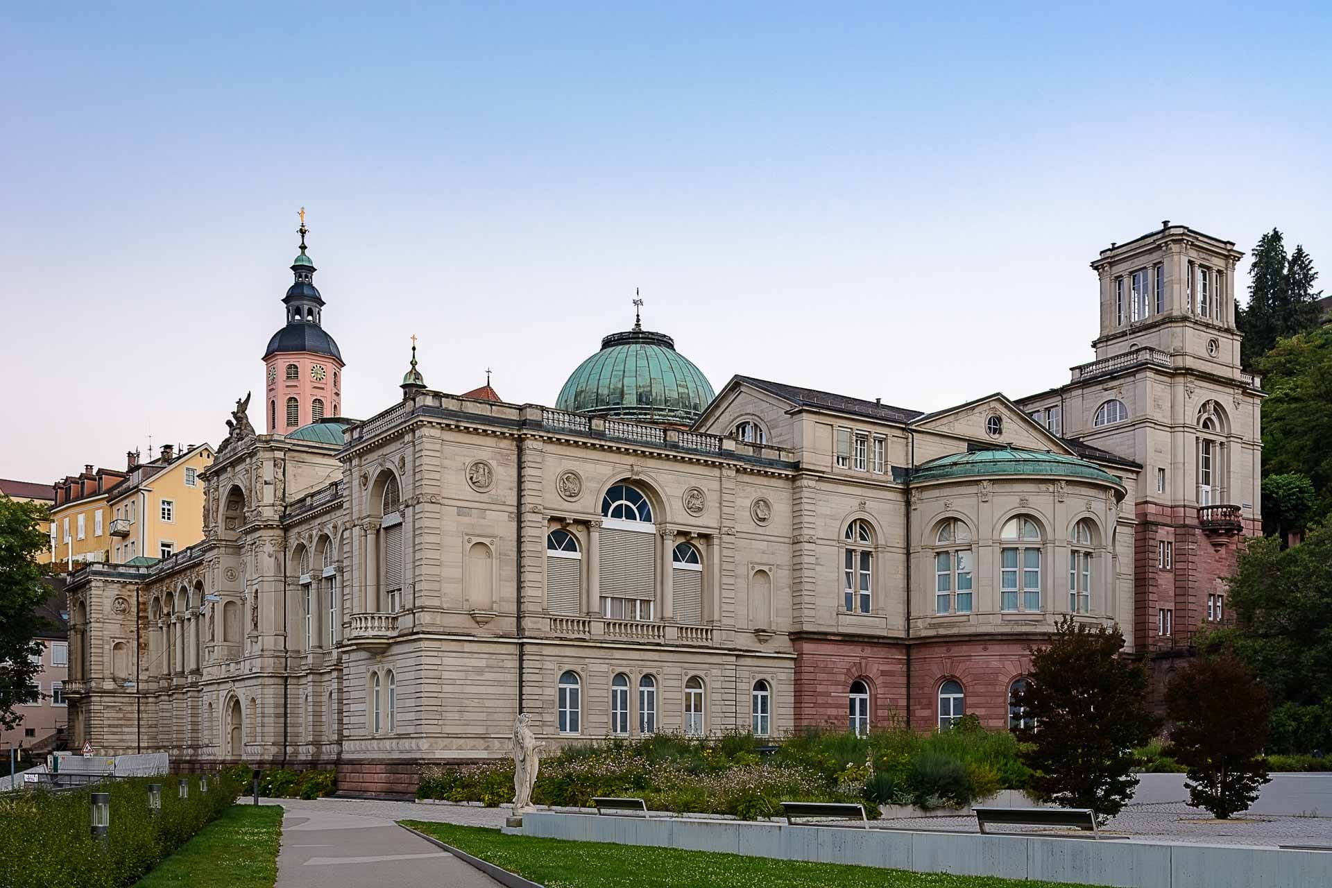 Außenansicht des Friedrichsbads in Baden-Baden mit neoklassizistischer Fassade und Kuppel bei klarem Himmel