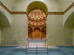 Historisches Sprudelbecken mit Blick auf das kuppelgewölbte Bewegungsbad im Friedrichsbad Baden-Baden