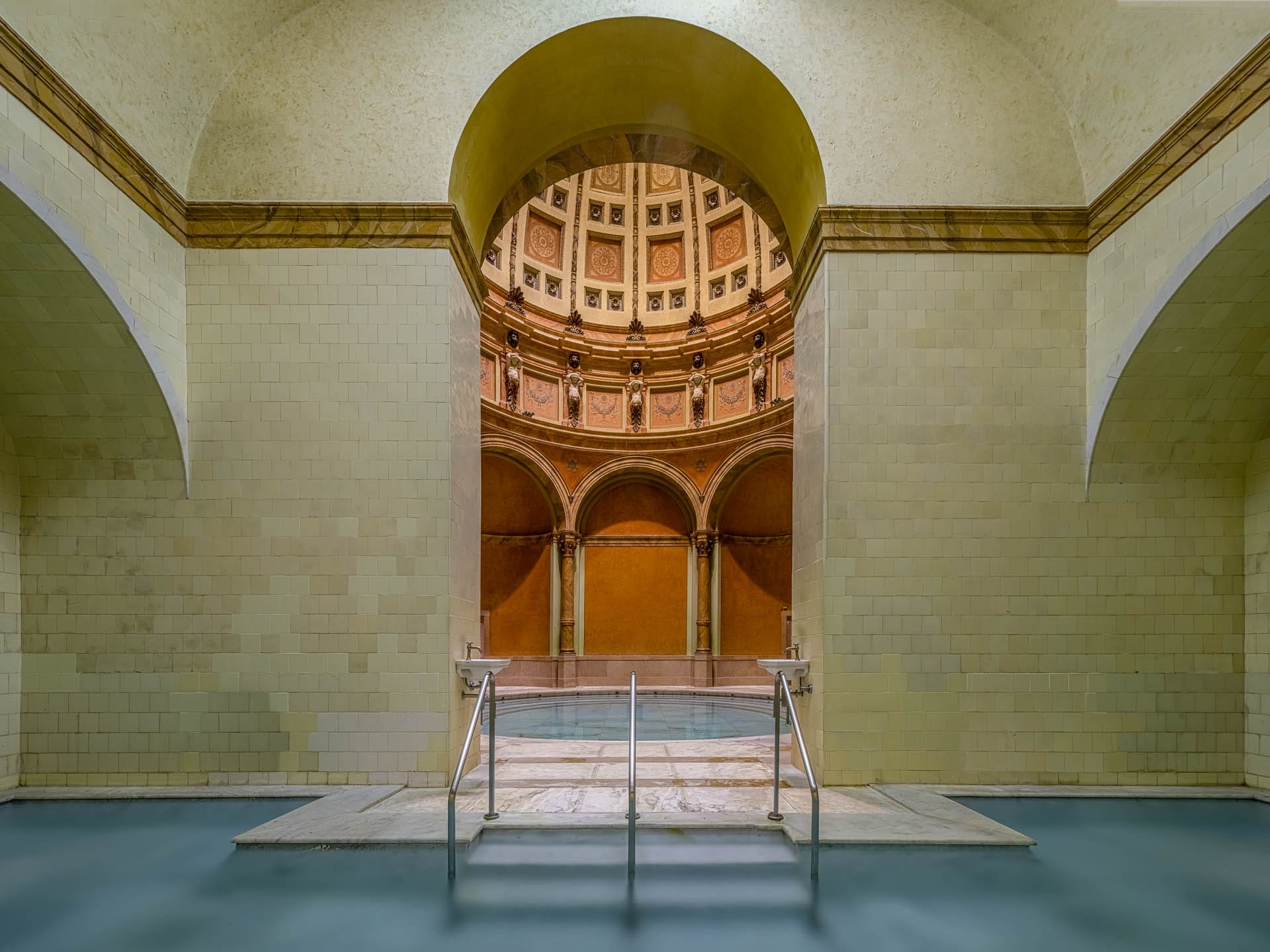 Historisches Sprudelbecken mit Blick auf das kuppelgewölbte Bewegungsbad im Friedrichsbad Baden-Baden