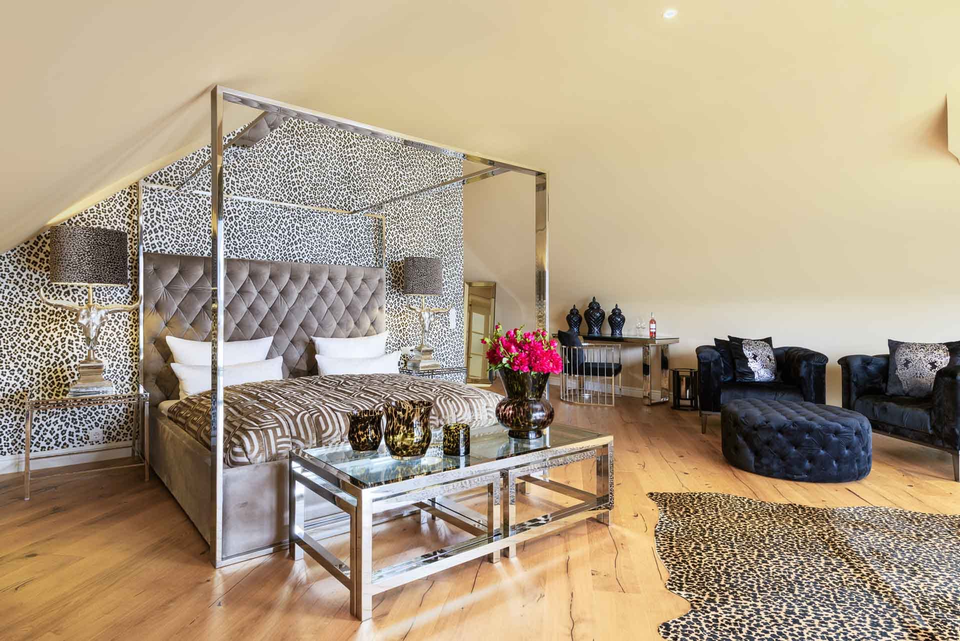 Gambino Suite im Parkhotel Luise in Bad Herrenalb mit extravaganten Mustern, luxuriösem Himmelbett und stilvollen Designermöbeln