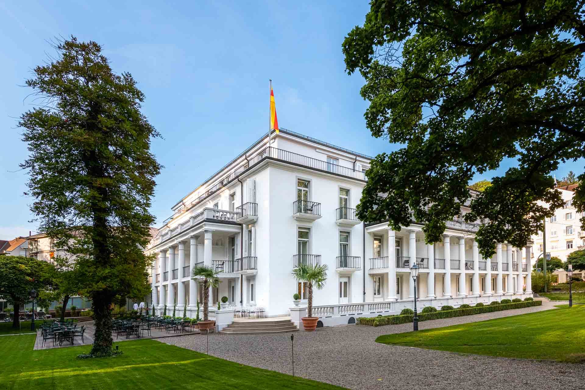 Außenansicht des Hotels Badischer Hof in Baden-Baden mit klassizistischer Fassade und gepflegtem Garten
