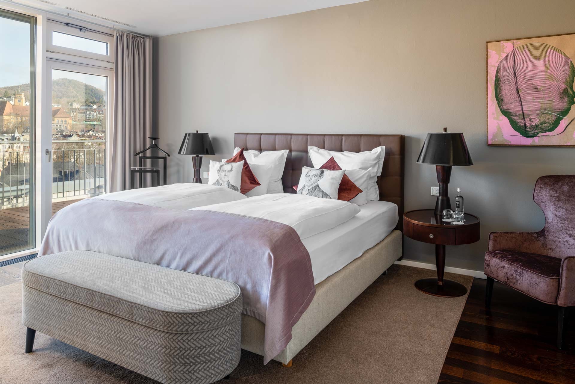 Luxuriöses Hotelzimmer im Maison Messmer in Baden-Baden mit Doppelbett, Stadtblick und stilvoller Einrichtung