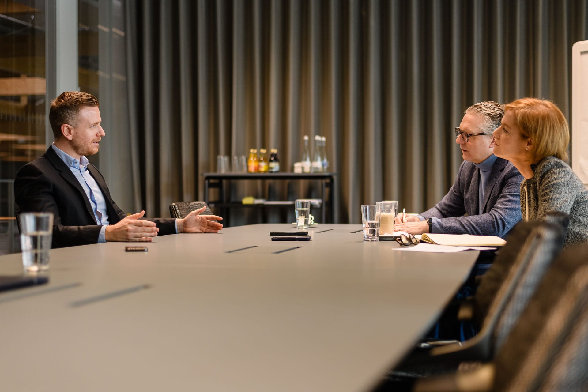 Gespräch zwischen Geschäftsführer und Journalisten im Showroom der Brunner Gruppe