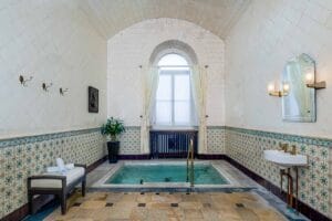 Kaiserbad im Friedrichsbad Baden-Baden mit Zierfliesen, Marmor-Thermalbecken und klassisch gewölbtem Tageslichtraum