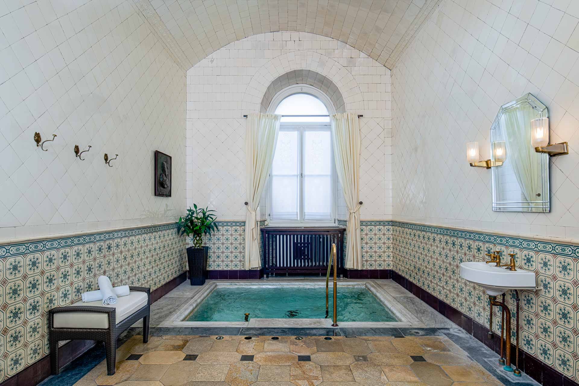 Kaiserbad im Friedrichsbad Baden-Baden mit Zierfliesen, Marmor-Thermalbecken und klassisch gewölbtem Tageslichtraum