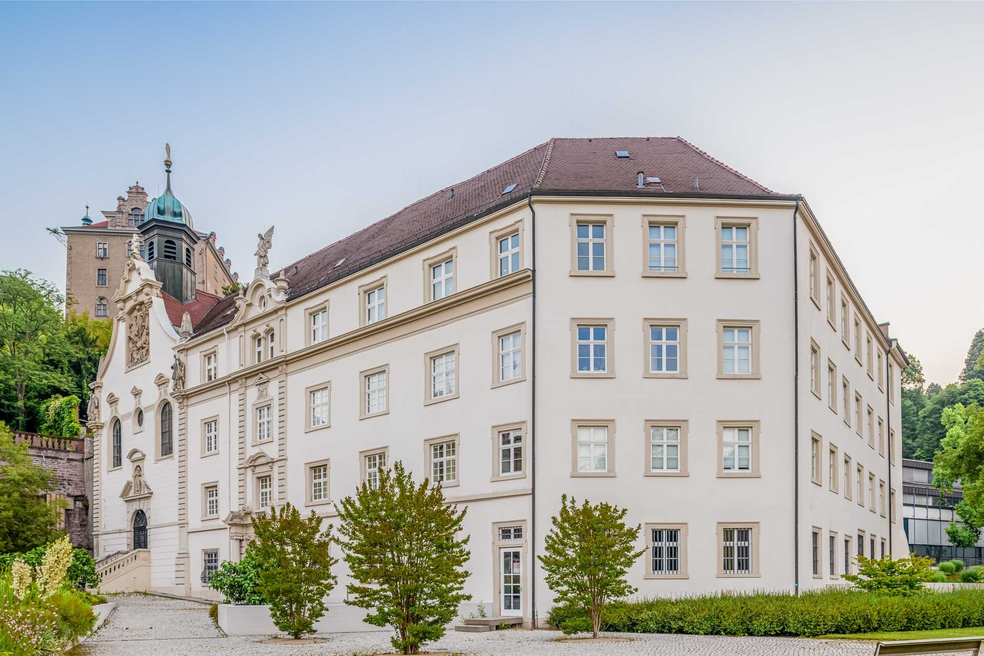 Historisches Kloster Heiliges Grab in Baden-Baden mit barocker Fassade und angrenzendem Konventsgebäude