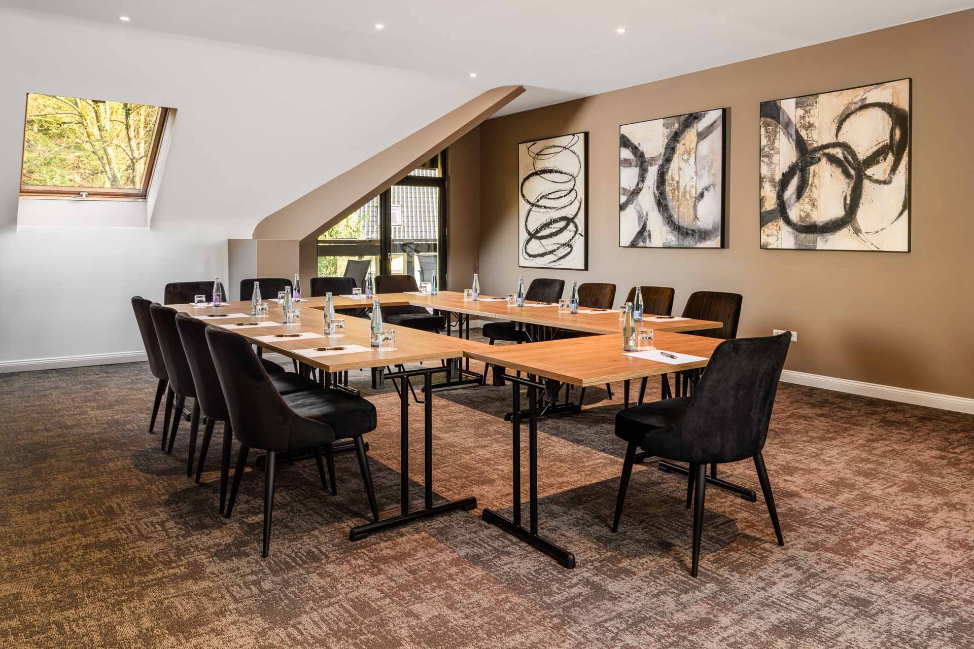 Moderner Konferenzraum im Parkhotel Luise in Bad Herrenalb mit U-förmiger Bestuhlung und abstrakter Kunst