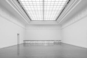 Leerer Ausstellungssaal mit Marmortreppenaufgang und großem Oberlicht in der Kunsthalle Baden-Baden