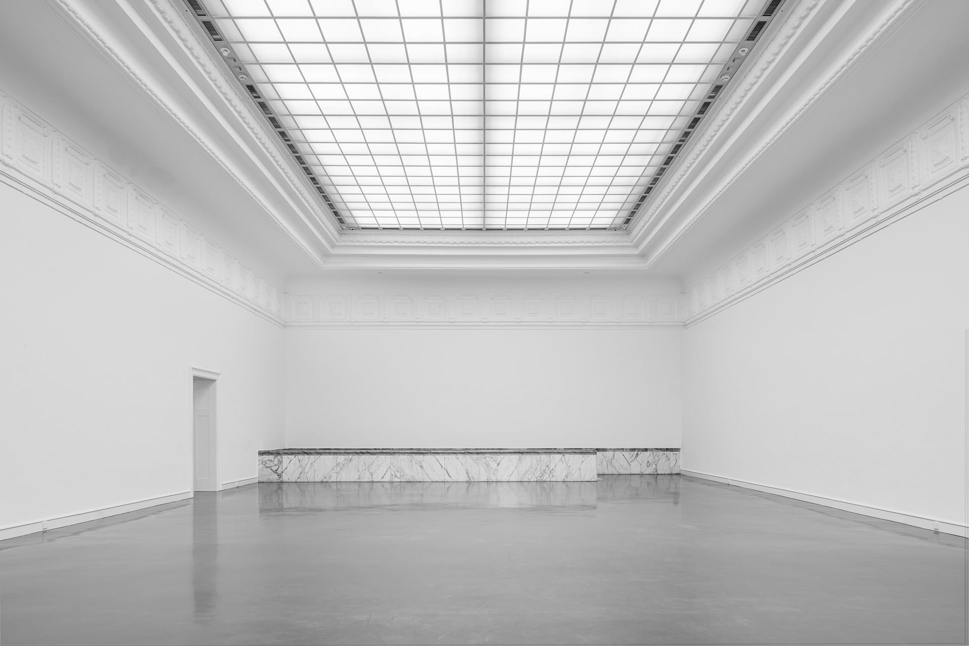 Leerer Ausstellungssaal mit Marmortreppenaufgang und großem Oberlicht in der Kunsthalle Baden-Baden