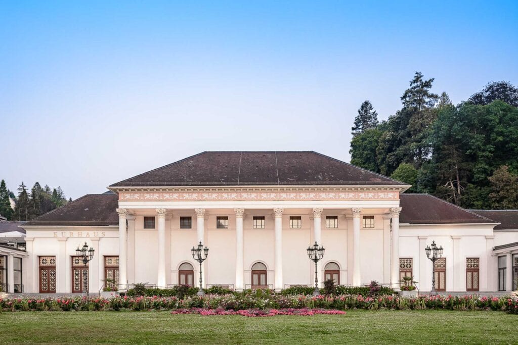 Frontansicht des Kurhauses Baden-Baden mit klassizistischer Säulenfassade und gepflegtem Blumenbeet