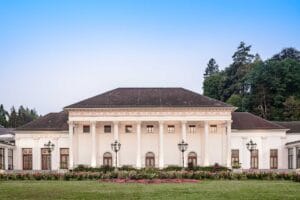 Frontansicht des Kurhauses Baden-Baden mit klassizistischer Säulenfassade und gepflegtem Blumenbeet