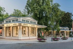 Historische Kurhaus-Kolonnaden in Baden-Baden mit beleuchteten Boutiquen am Abend