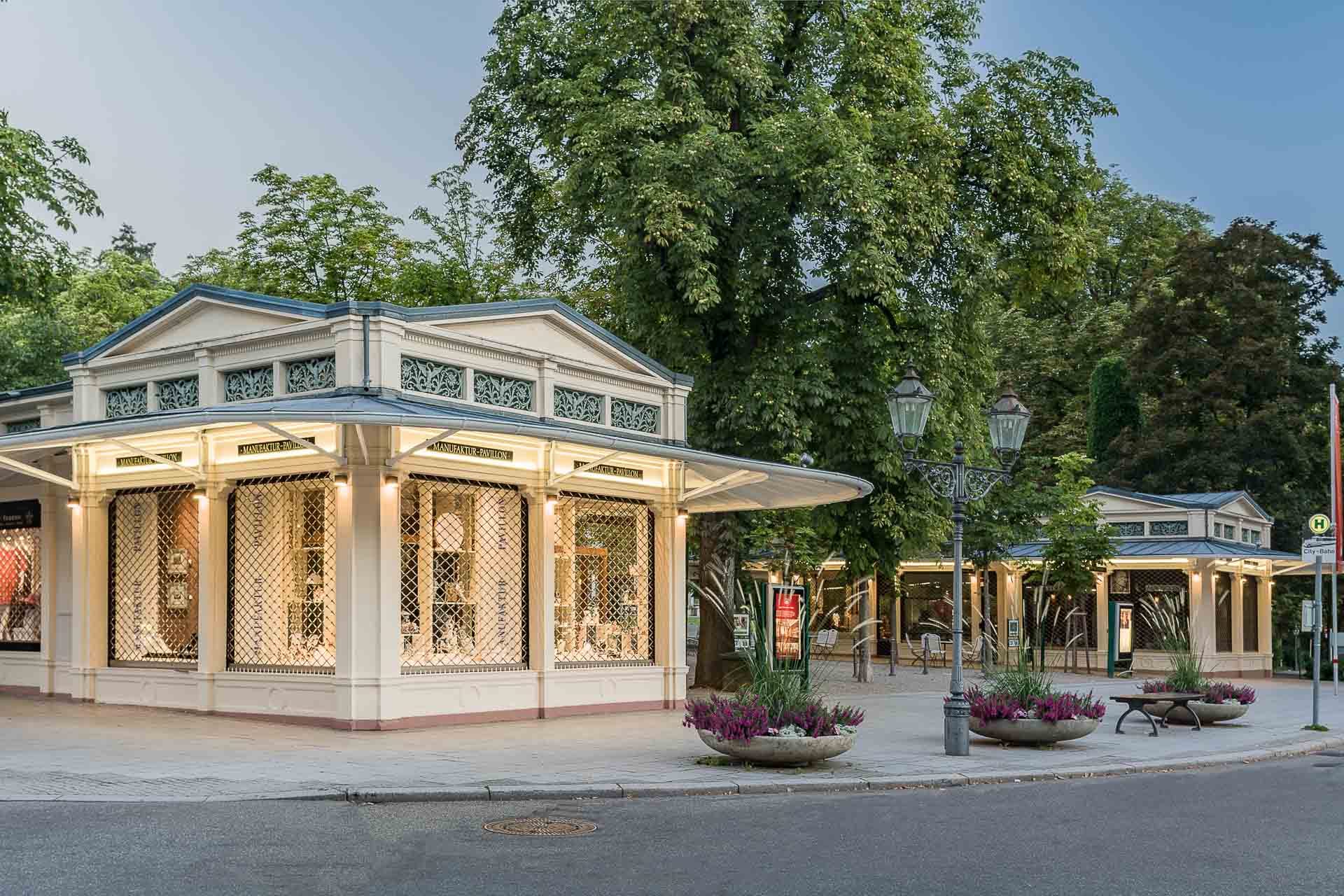 Historische Kurhaus-Kolonnaden in Baden-Baden mit beleuchteten Boutiquen am Abend